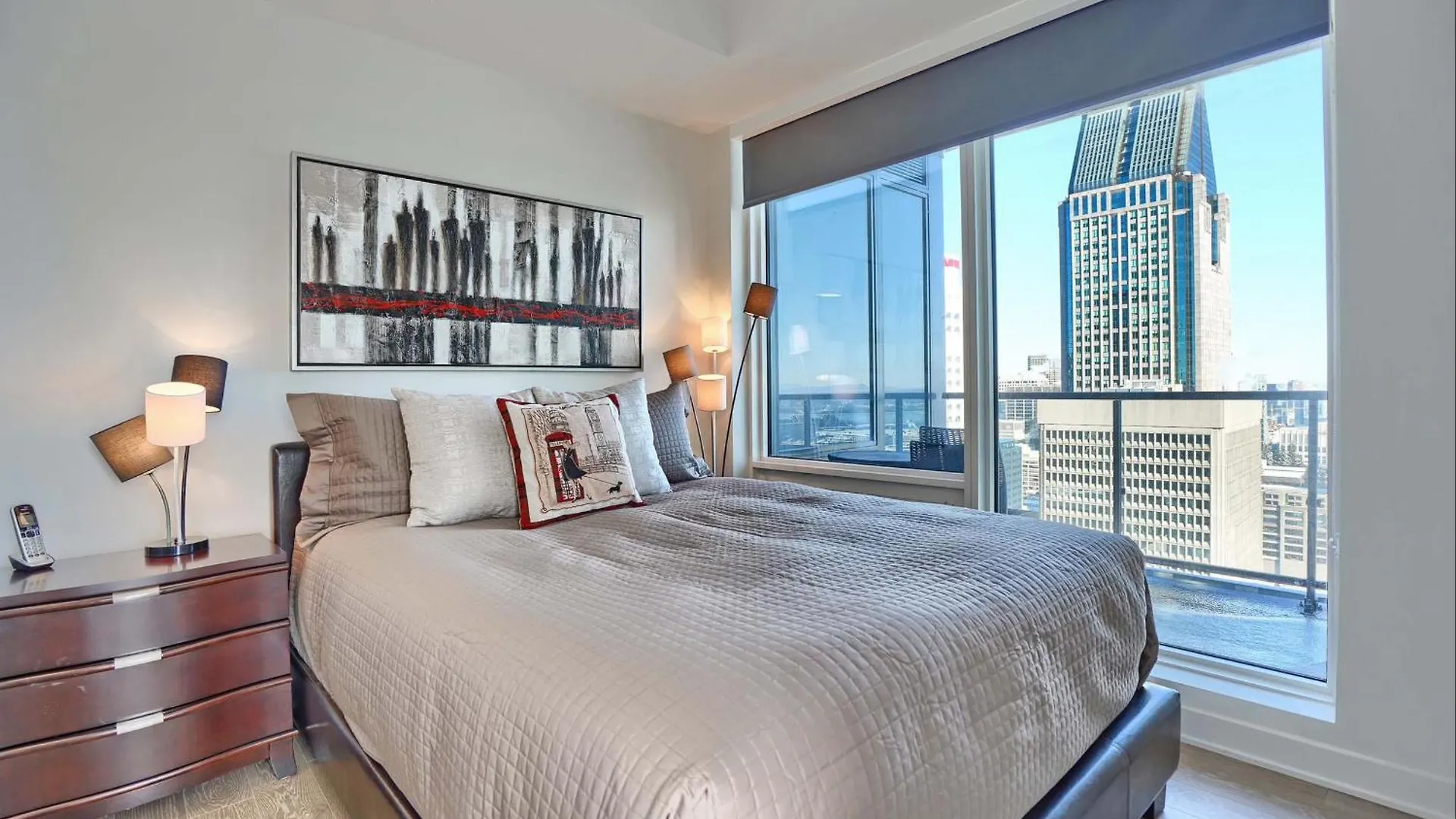 Spectacular Skyline Views - Downtown Montreal - Luxury Condo & Penthouse