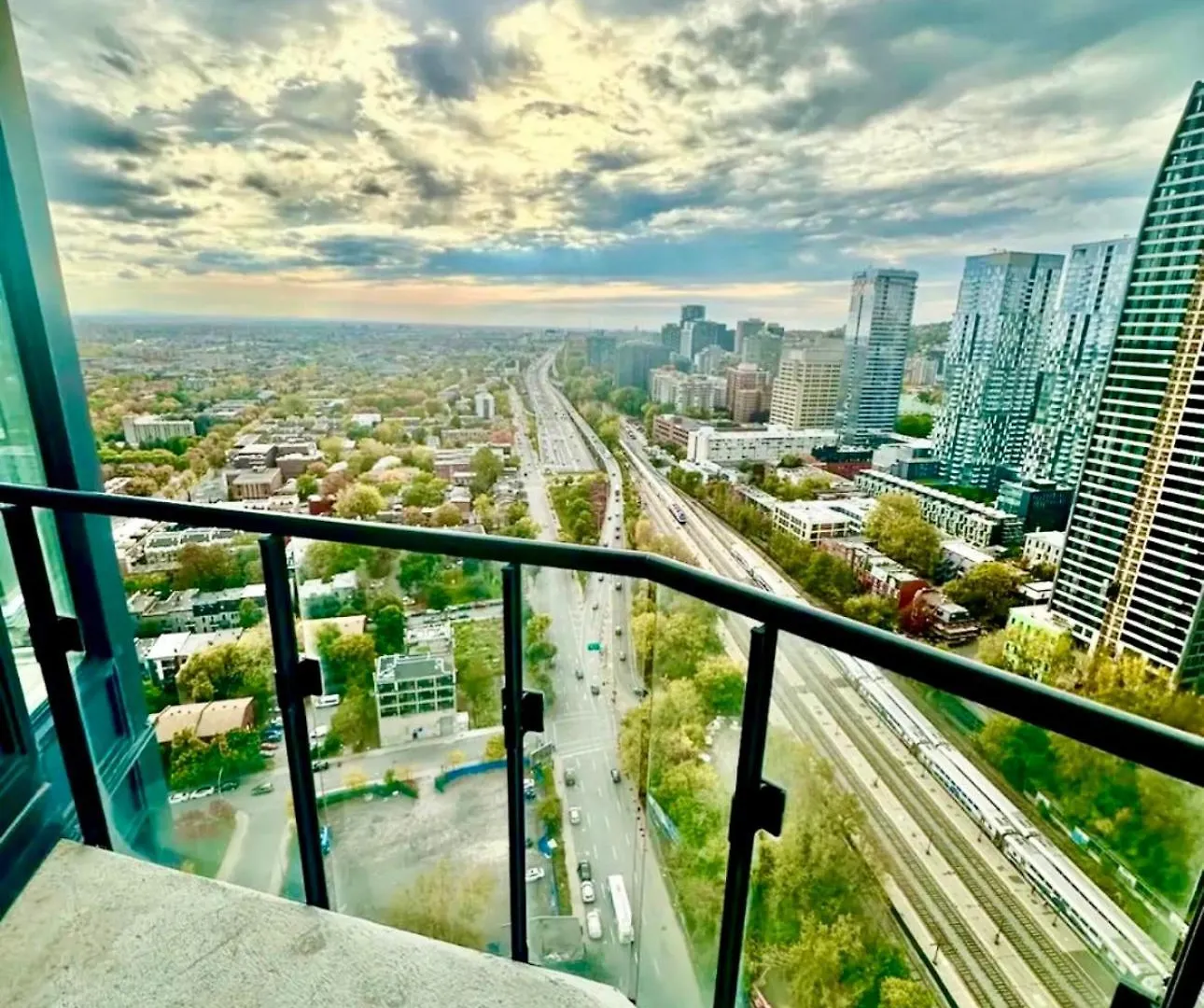Apartment Skyline Penthouse & Condo - Downtown Montreal - Pool Spa Parking