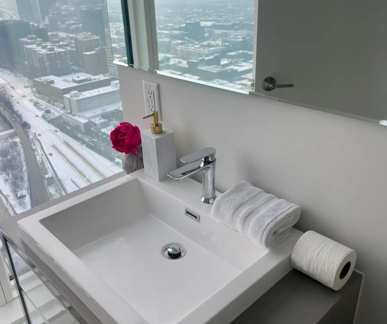 Skyline Penthouse & Condo - Downtown Montreal - Pool Spa Parking Apartment