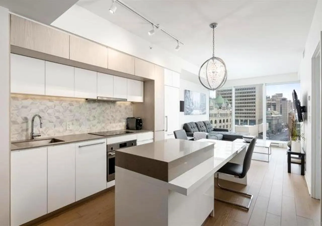 Spectacular Skyline Views - Downtown Montreal - Luxury Condo & Penthouse Apartment