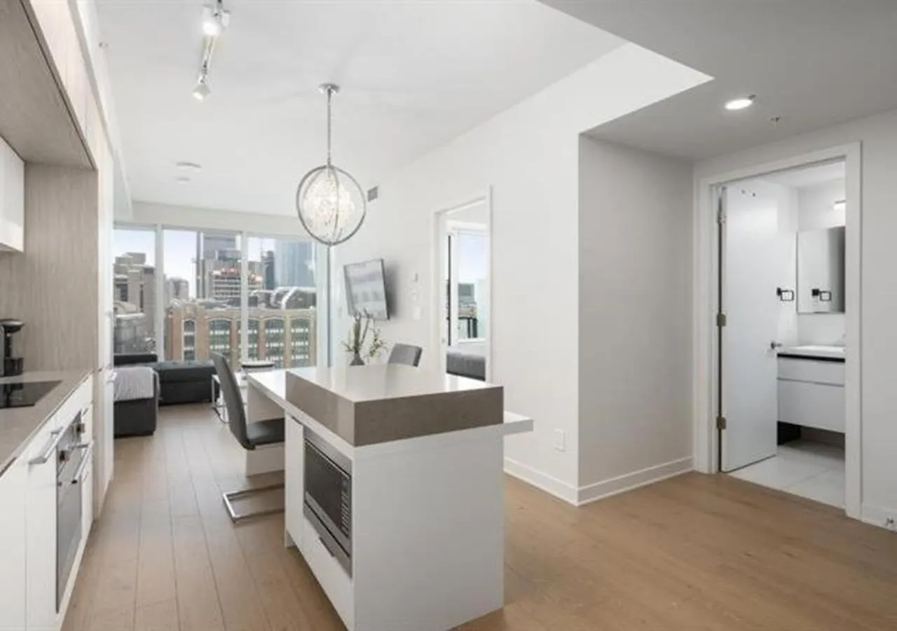 Spectacular Skyline Views - Downtown Montreal - Luxury Condo & Penthouse Apartment