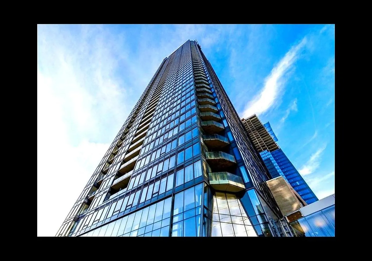 Skyline Penthouse & Condo - Downtown Montreal - Pool Spa Parking Apartment