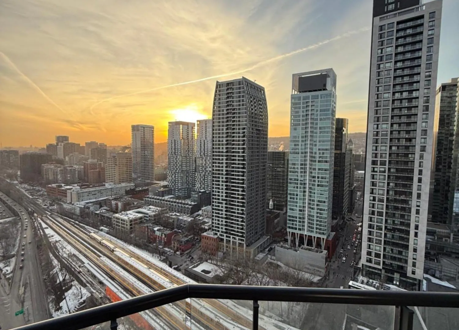 Spectacular Skyline Views - Downtown Montreal - Luxury Condo & Penthouse